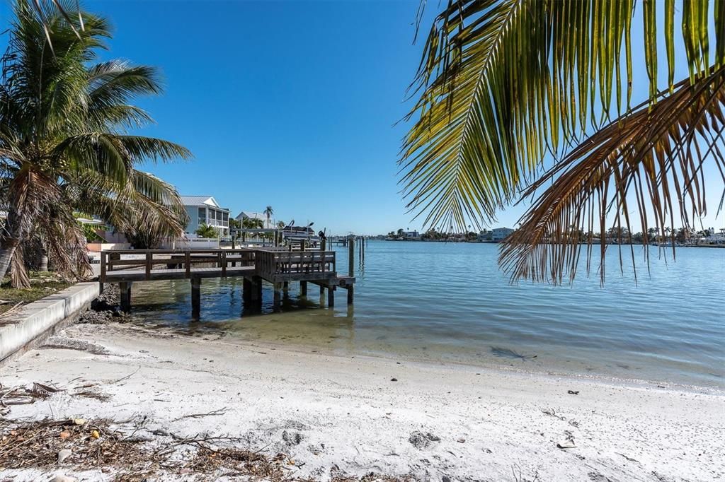 На продажу: $890,000 (0.18 acres)