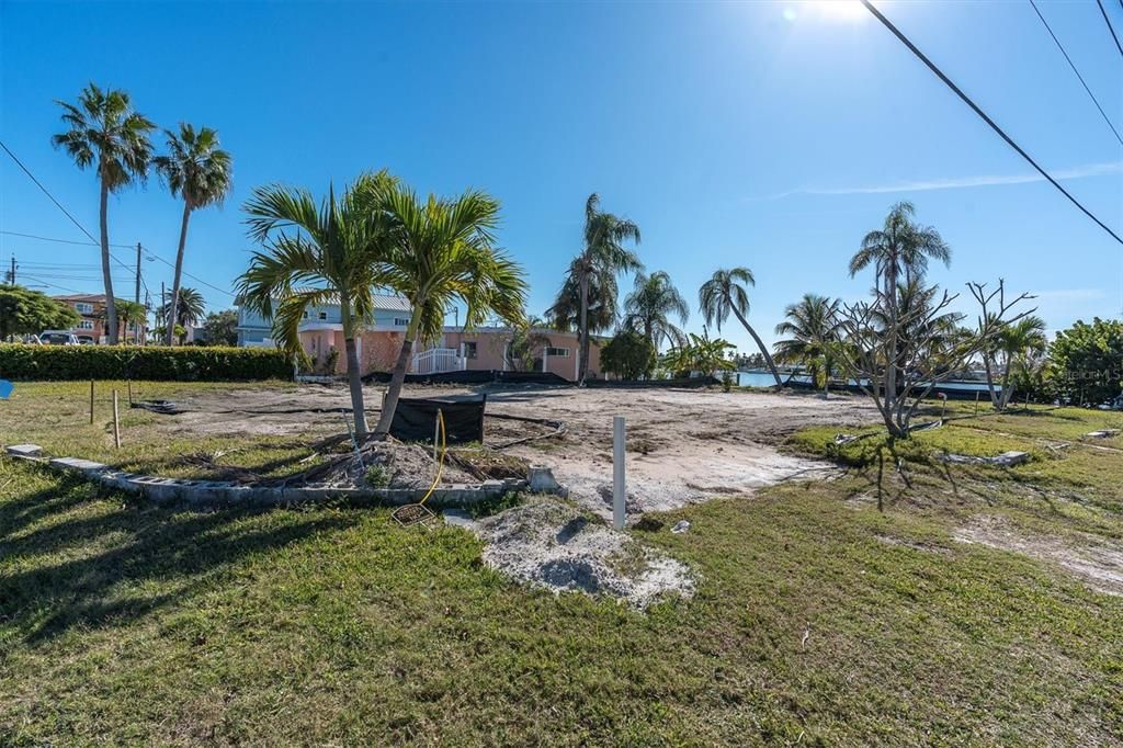 На продажу: $890,000 (0.18 acres)