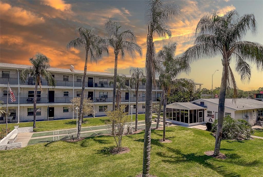 Под контрактом: $149,900 (1 спален, 1 ванн, 640 Квадратных фут)