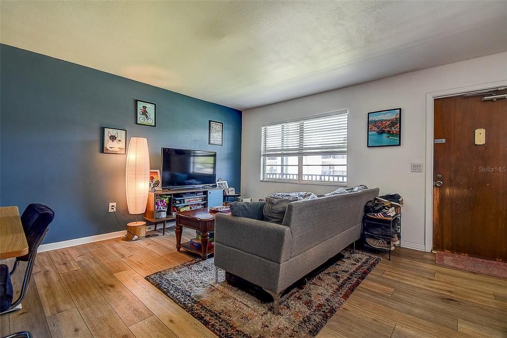 Под контрактом: $149,900 (1 спален, 1 ванн, 640 Квадратных фут)