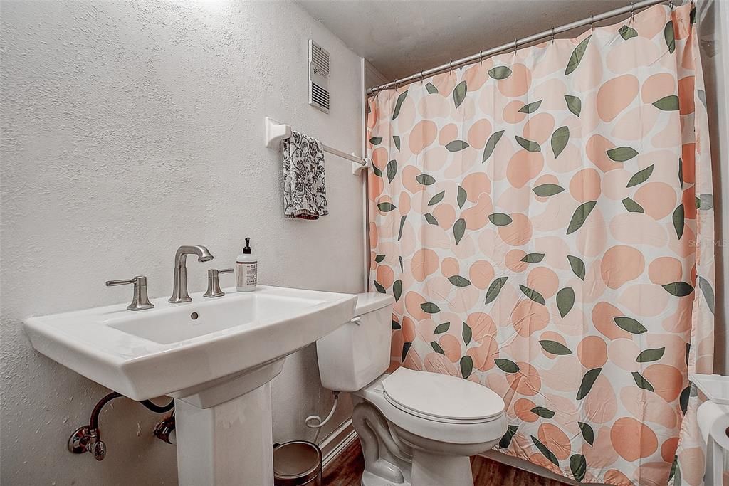 Под контрактом: $149,900 (1 спален, 1 ванн, 640 Квадратных фут)