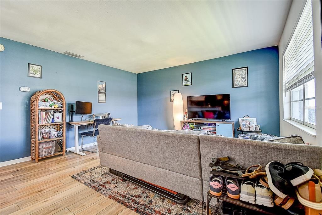 Под контрактом: $149,900 (1 спален, 1 ванн, 640 Квадратных фут)