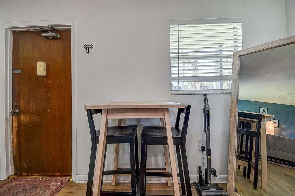 Под контрактом: $149,900 (1 спален, 1 ванн, 640 Квадратных фут)