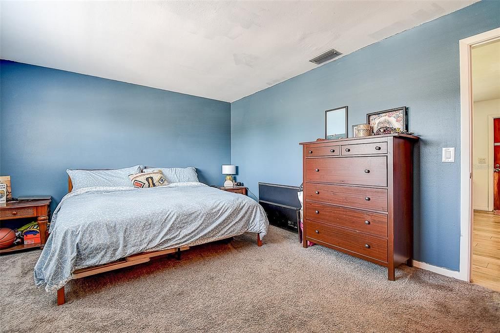 Под контрактом: $149,900 (1 спален, 1 ванн, 640 Квадратных фут)