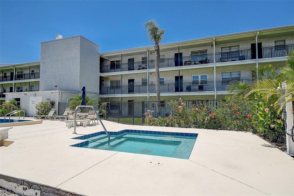 Под контрактом: $149,900 (1 спален, 1 ванн, 640 Квадратных фут)