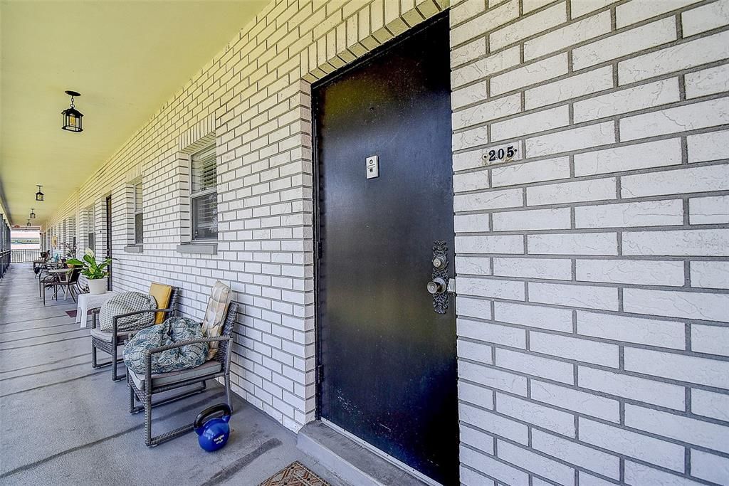 Под контрактом: $149,900 (1 спален, 1 ванн, 640 Квадратных фут)