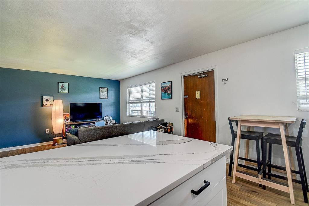 Под контрактом: $149,900 (1 спален, 1 ванн, 640 Квадратных фут)