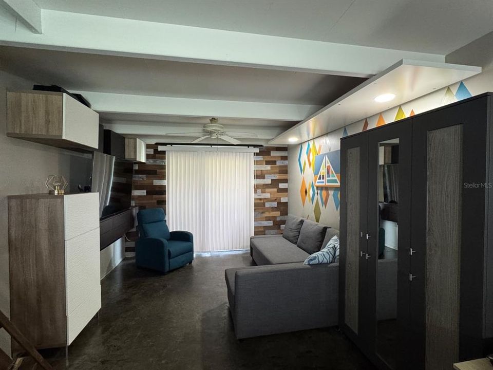 待售: $124,900 (1 贝兹, 1 浴室, 648 平方英尺)