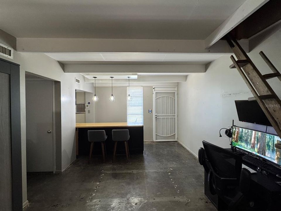 待售: $124,900 (1 贝兹, 1 浴室, 648 平方英尺)