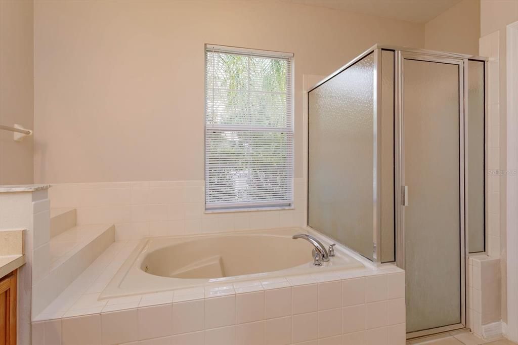 合同活跃: $339,900 (4 贝兹, 2 浴室, 1980 平方英尺)