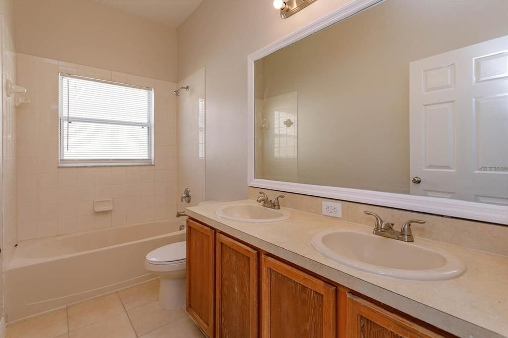 合同活跃: $339,900 (4 贝兹, 2 浴室, 1980 平方英尺)