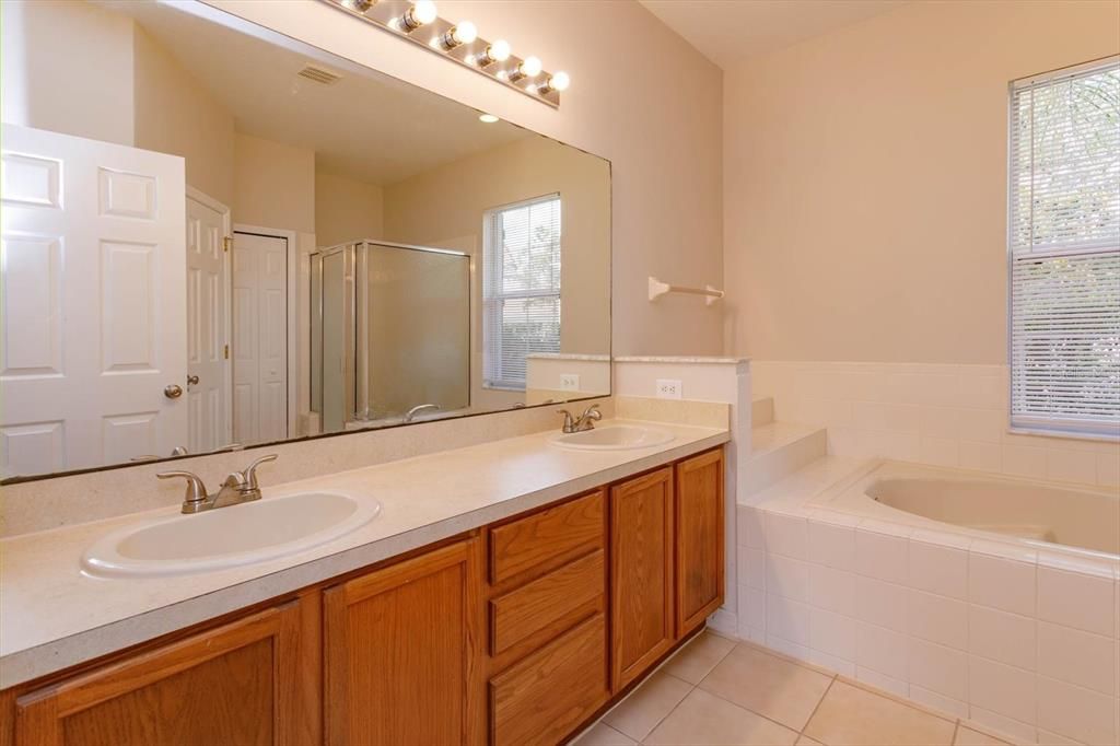 合同活跃: $339,900 (4 贝兹, 2 浴室, 1980 平方英尺)