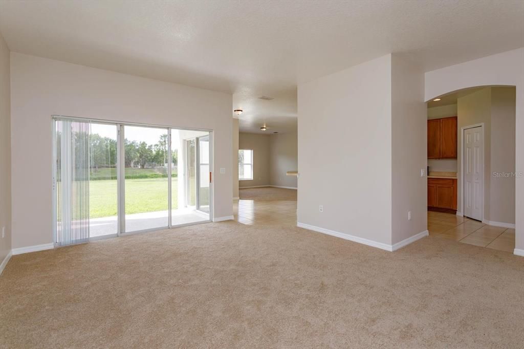 合同活跃: $339,900 (4 贝兹, 2 浴室, 1980 平方英尺)