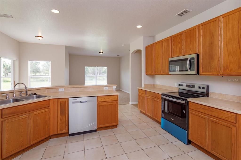 合同活跃: $339,900 (4 贝兹, 2 浴室, 1980 平方英尺)