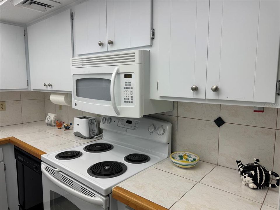 Под контрактом: $89,900 (2 спален, 2 ванн, 919 Квадратных фут)