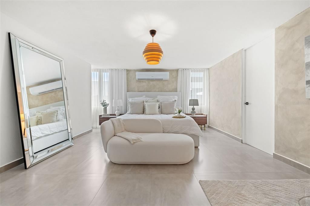 Под контрактом: $2,000,000 (4 спален, 3 ванн, 4500 Квадратных фут)