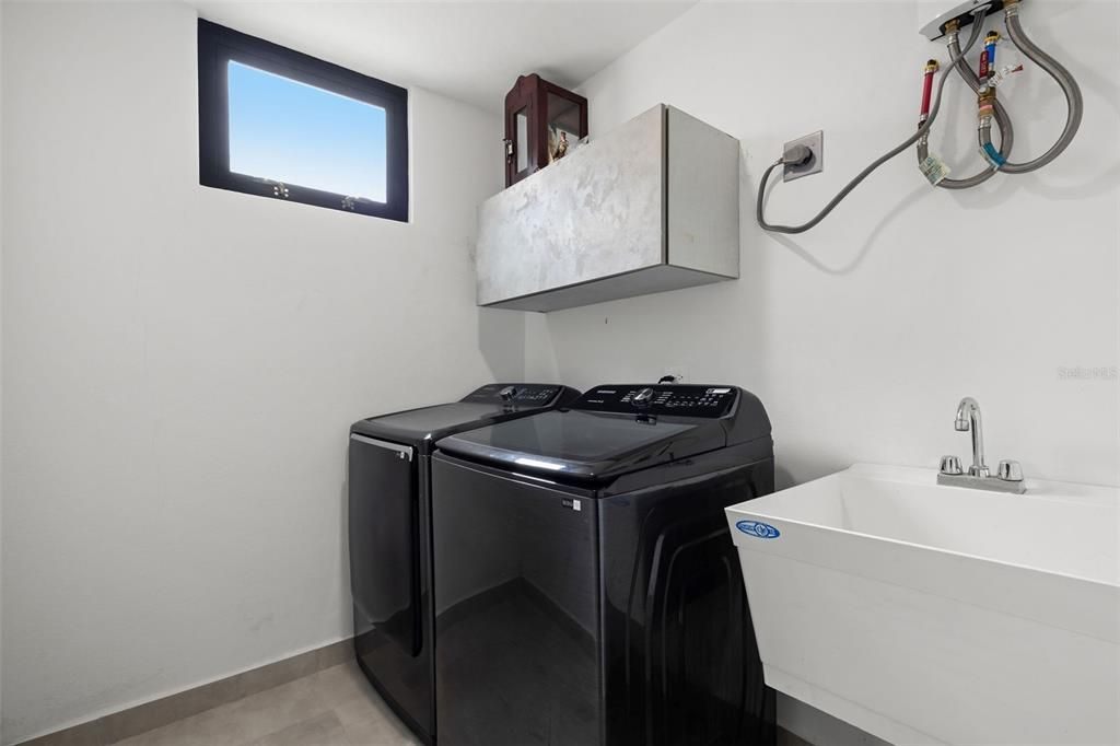 Под контрактом: $2,000,000 (4 спален, 3 ванн, 4500 Квадратных фут)