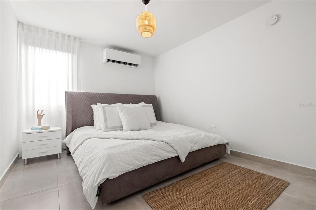 Под контрактом: $2,000,000 (4 спален, 3 ванн, 4500 Квадратных фут)