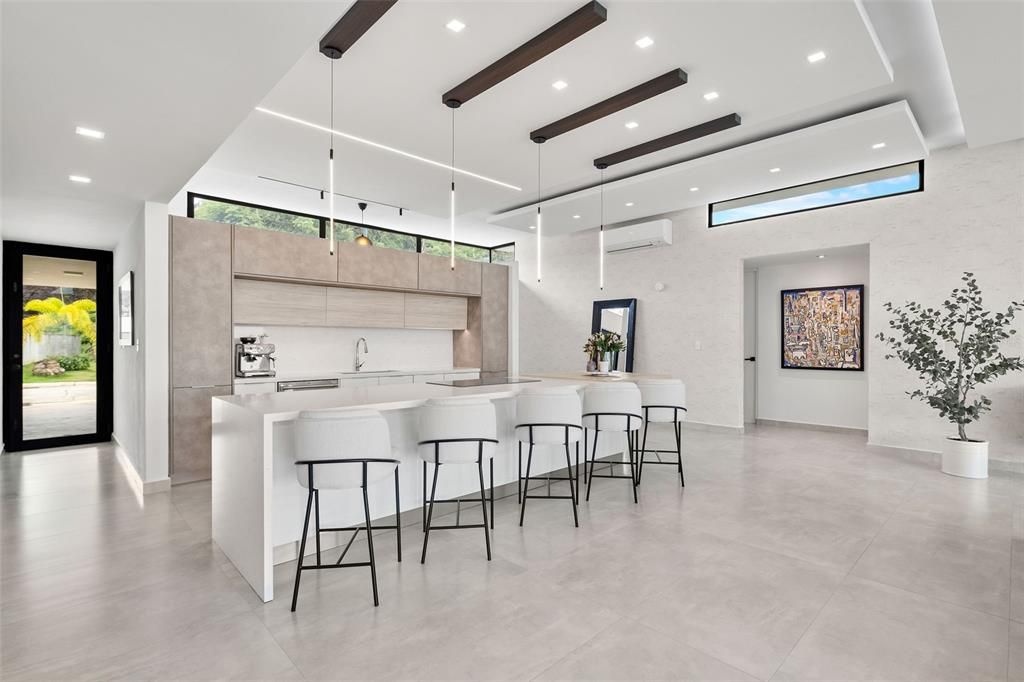 Под контрактом: $2,000,000 (4 спален, 3 ванн, 4500 Квадратных фут)