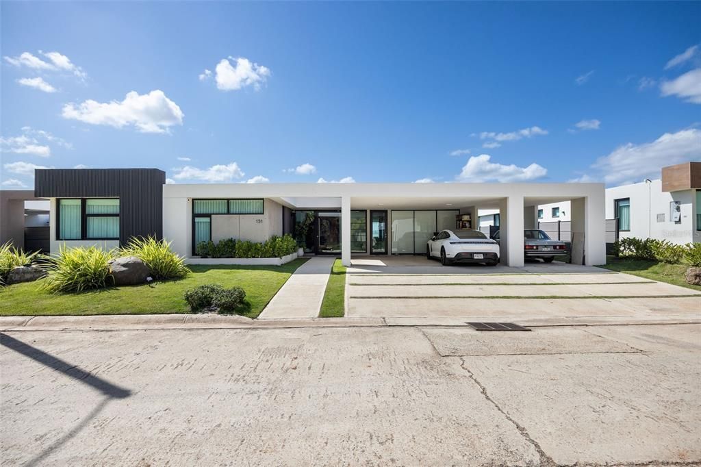 Под контрактом: $2,000,000 (4 спален, 3 ванн, 4500 Квадратных фут)