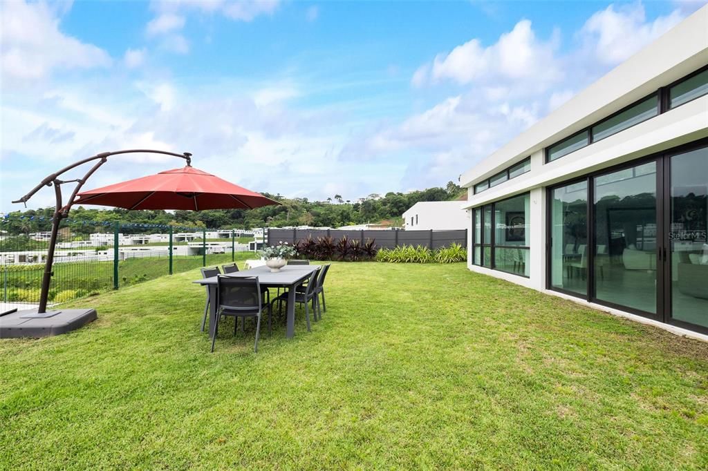 Под контрактом: $2,000,000 (4 спален, 3 ванн, 4500 Квадратных фут)