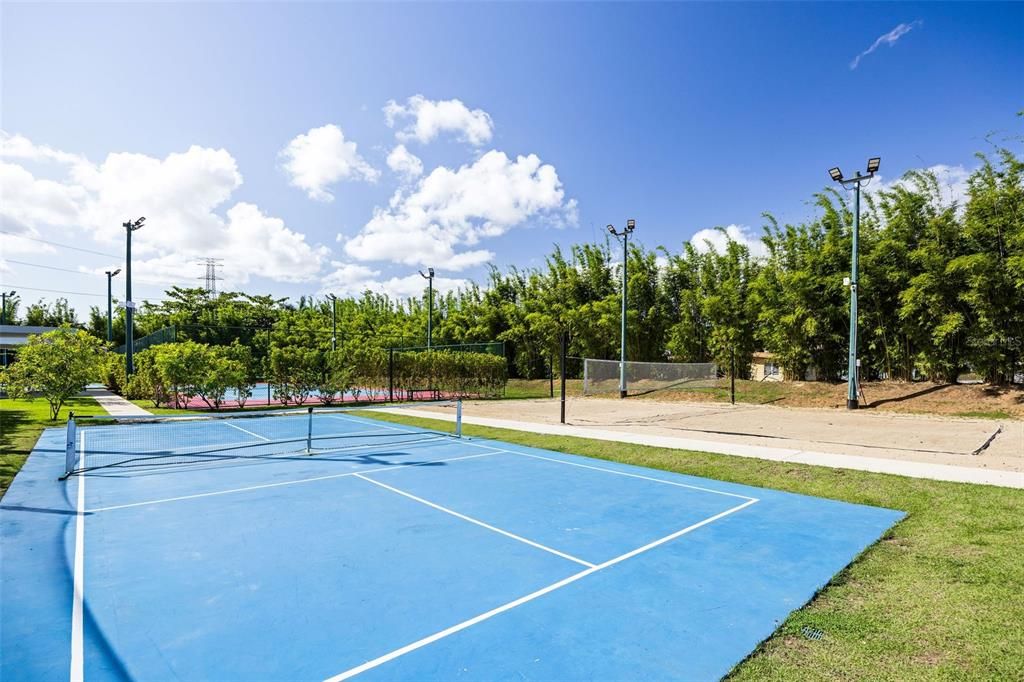 Под контрактом: $2,000,000 (4 спален, 3 ванн, 4500 Квадратных фут)