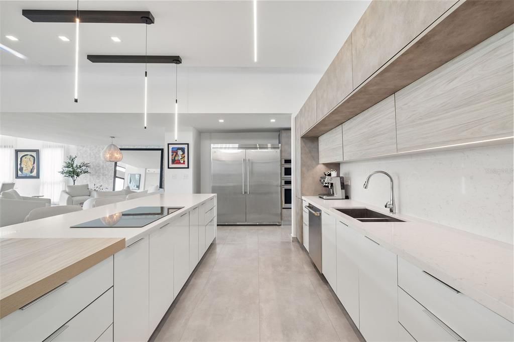 Под контрактом: $2,000,000 (4 спален, 3 ванн, 4500 Квадратных фут)