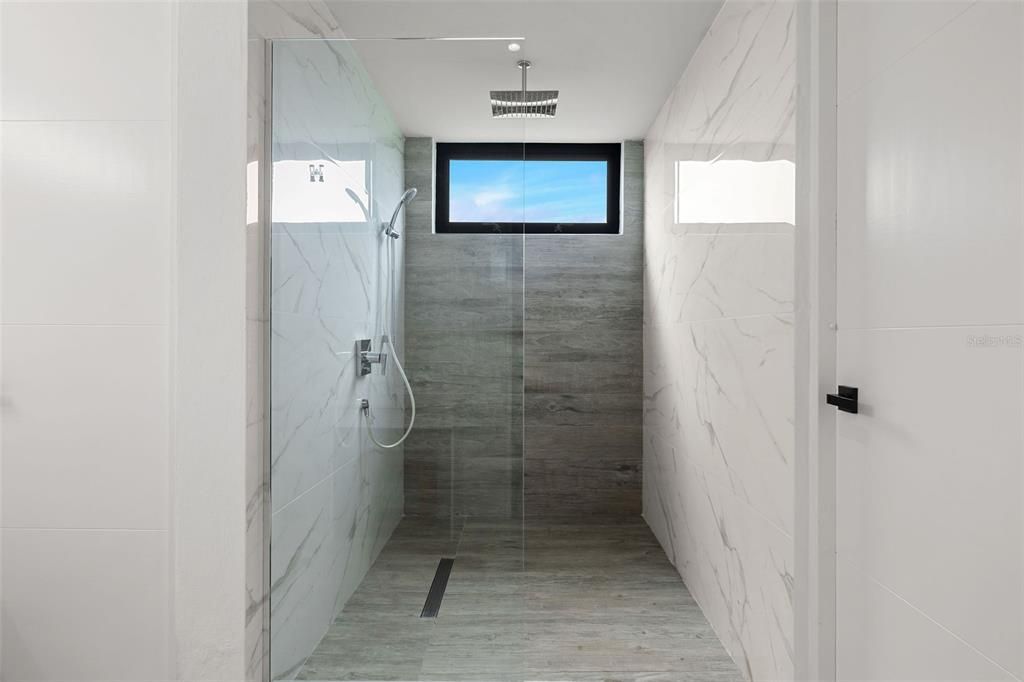 Под контрактом: $2,000,000 (4 спален, 3 ванн, 4500 Квадратных фут)