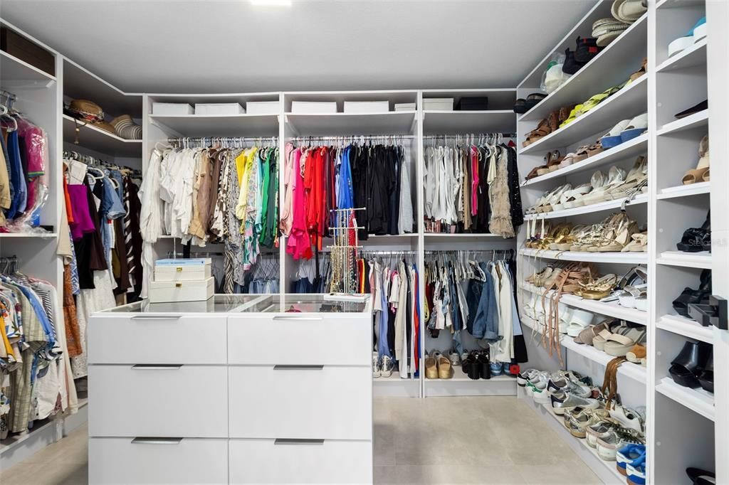 Под контрактом: $2,000,000 (4 спален, 3 ванн, 4500 Квадратных фут)