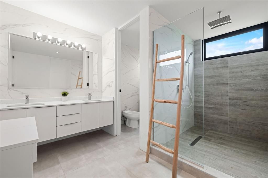 Под контрактом: $2,000,000 (4 спален, 3 ванн, 4500 Квадратных фут)