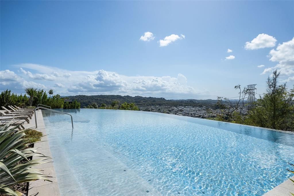 Под контрактом: $2,000,000 (4 спален, 3 ванн, 4500 Квадратных фут)