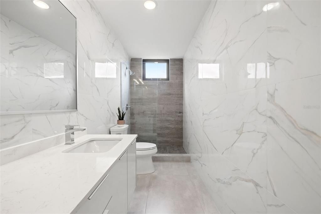 Под контрактом: $2,000,000 (4 спален, 3 ванн, 4500 Квадратных фут)