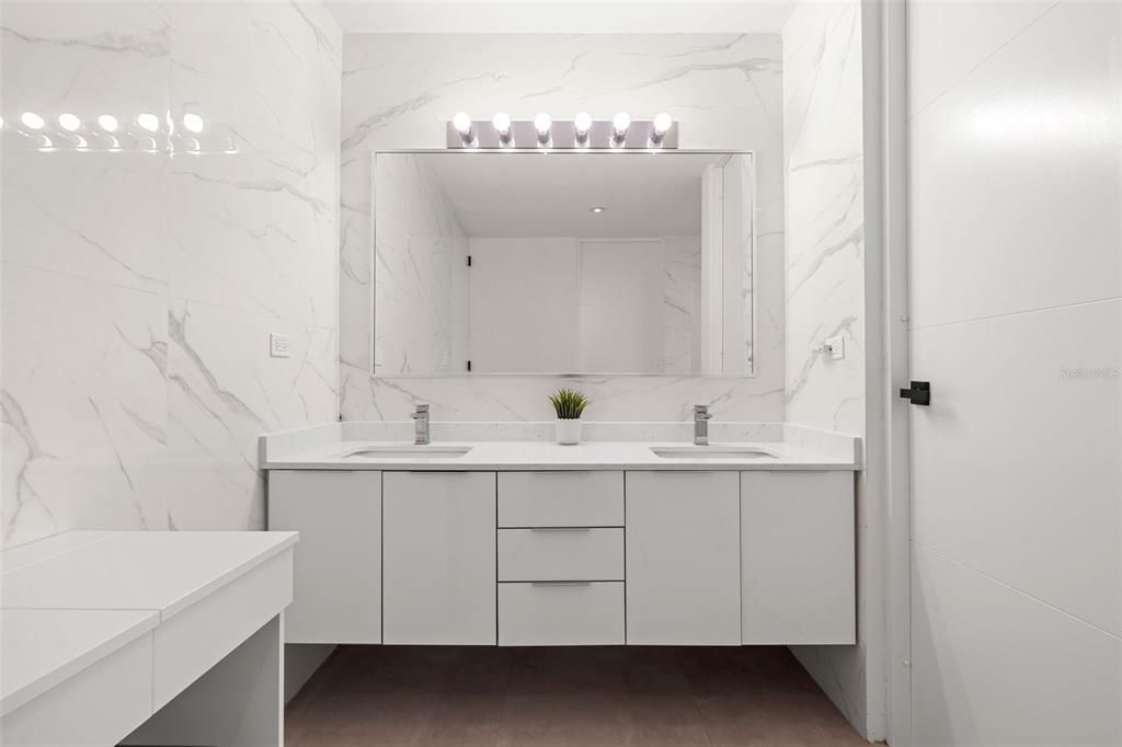 Под контрактом: $2,000,000 (4 спален, 3 ванн, 4500 Квадратных фут)