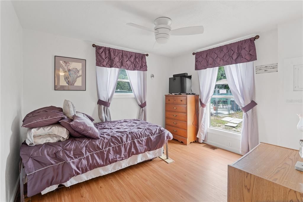 For Sale: $239,000 (2 beds, 1 baths, 960 Square Feet)