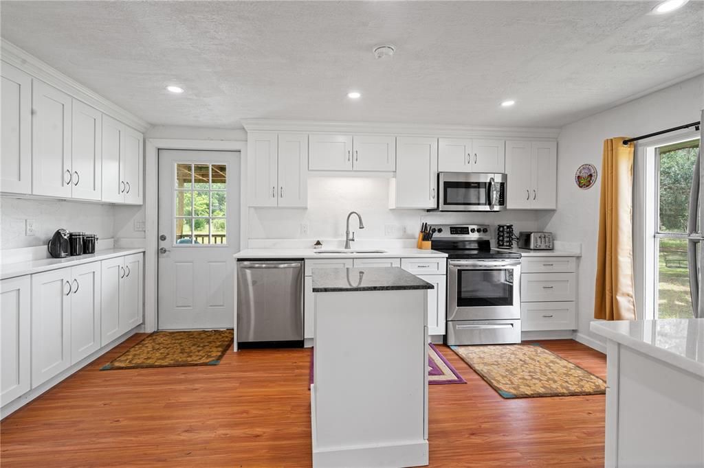 For Sale: $239,000 (2 beds, 1 baths, 960 Square Feet)