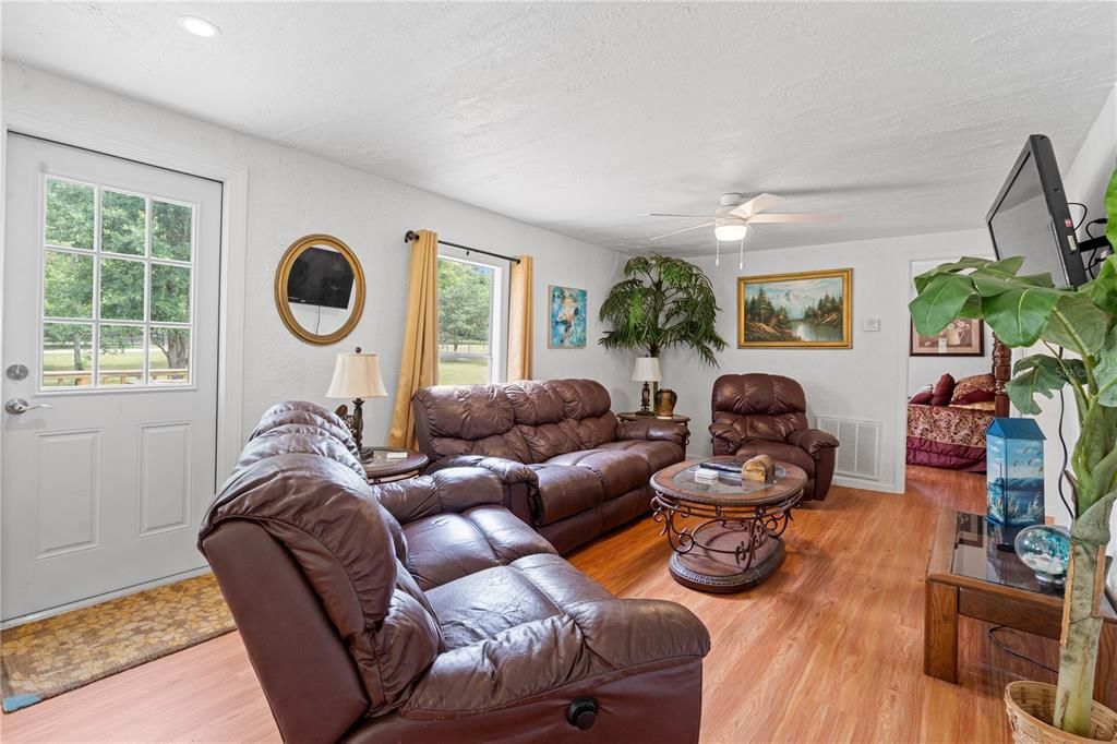 For Sale: $239,000 (2 beds, 1 baths, 960 Square Feet)