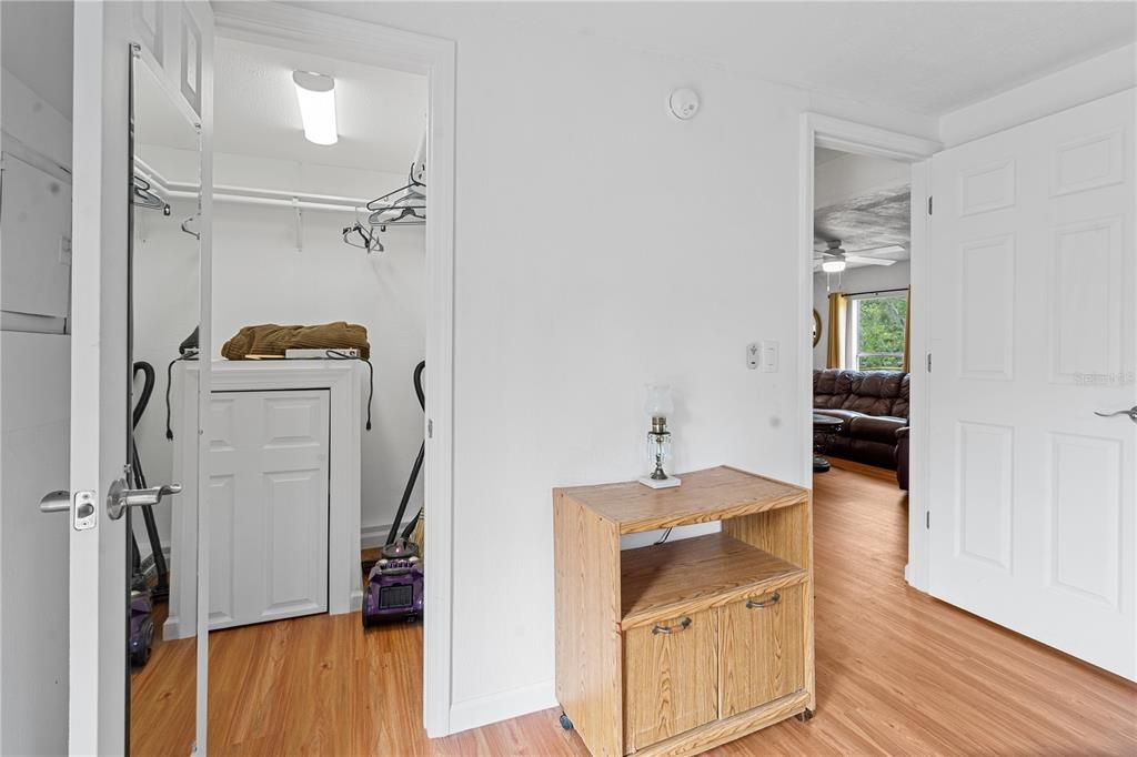 For Sale: $239,000 (2 beds, 1 baths, 960 Square Feet)