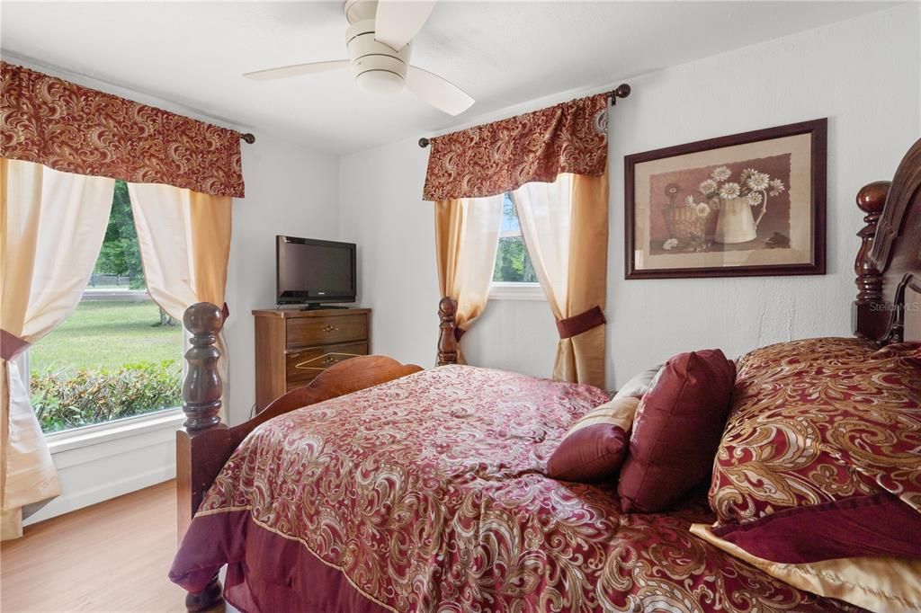 For Sale: $239,000 (2 beds, 1 baths, 960 Square Feet)