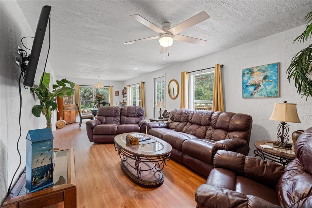 For Sale: $239,000 (2 beds, 1 baths, 960 Square Feet)