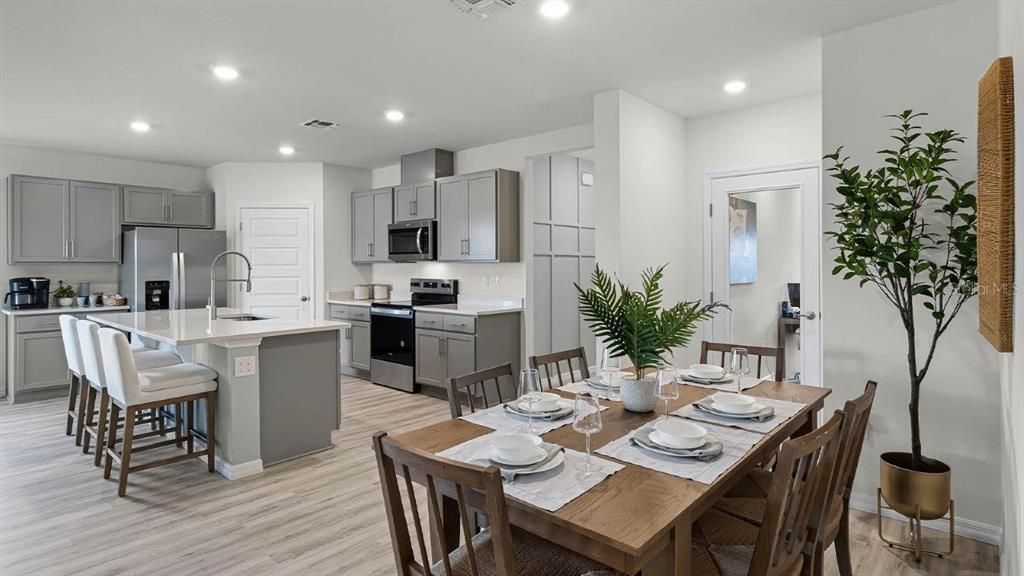 Activo con contrato: $341,990 (5 camas, 3 baños, 2077 Pies cuadrados)