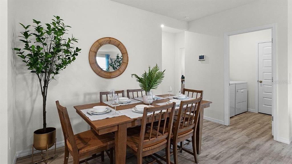 Activo con contrato: $341,990 (5 camas, 3 baños, 2077 Pies cuadrados)