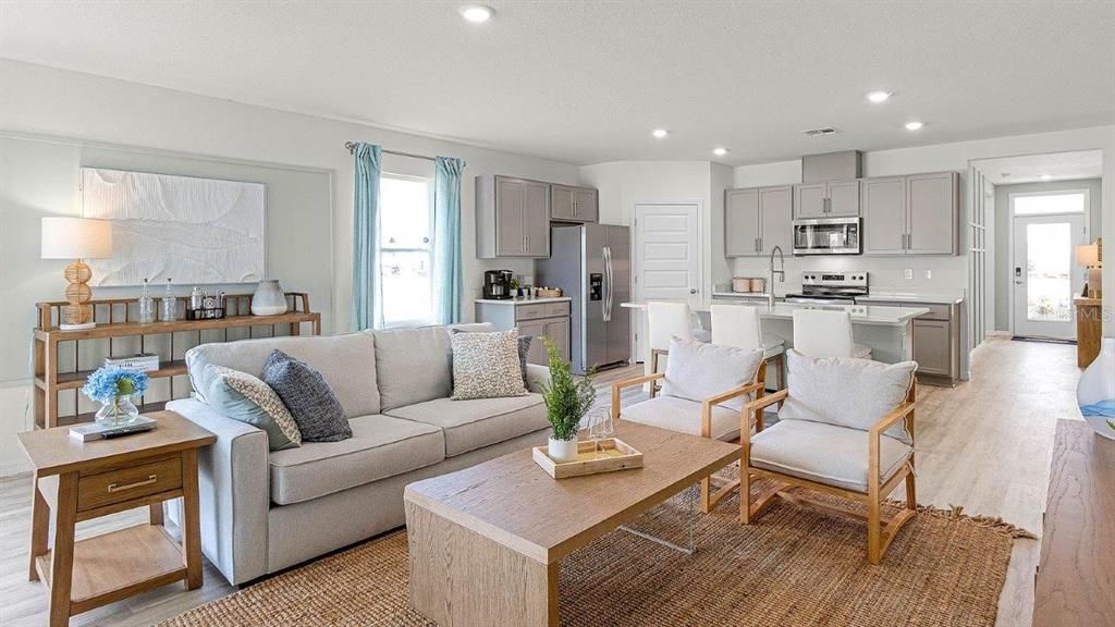 Activo con contrato: $341,990 (5 camas, 3 baños, 2077 Pies cuadrados)