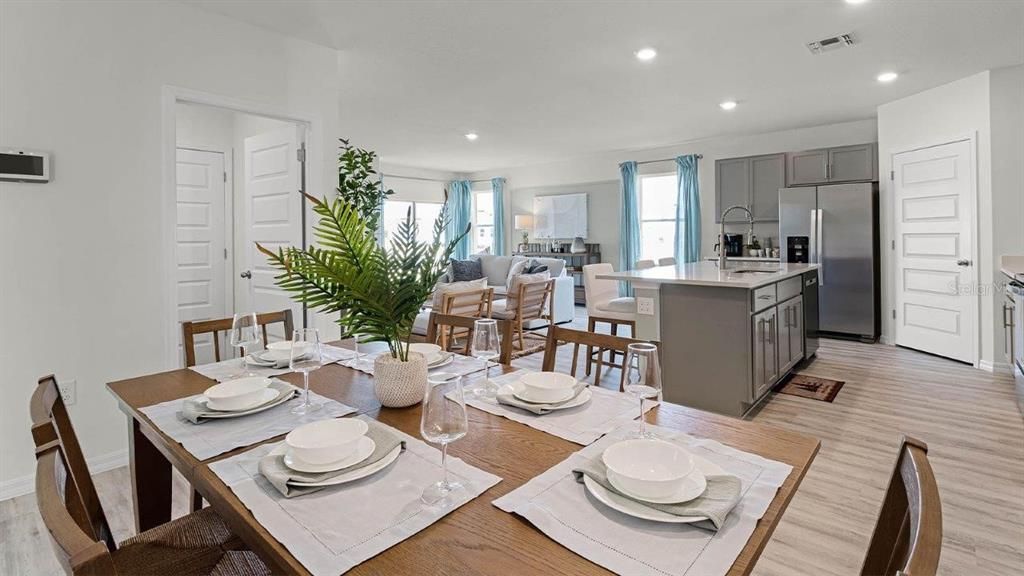 Activo con contrato: $341,990 (5 camas, 3 baños, 2077 Pies cuadrados)