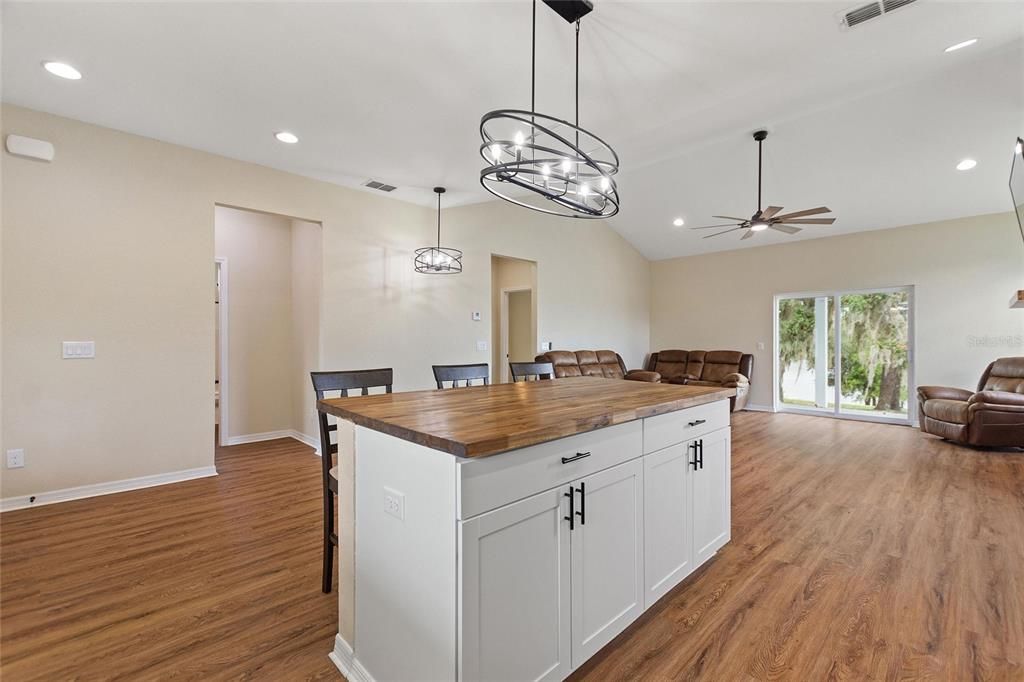 待售: $397,000 (2 贝兹, 2 浴室, 1227 平方英尺)