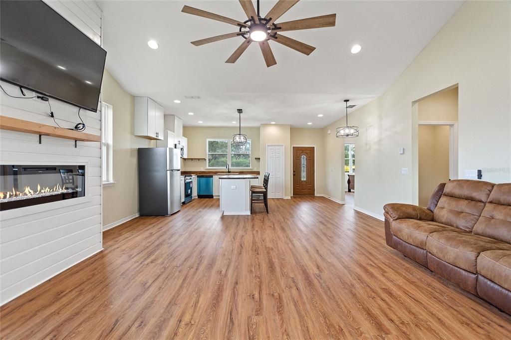 待售: $397,000 (2 贝兹, 2 浴室, 1227 平方英尺)