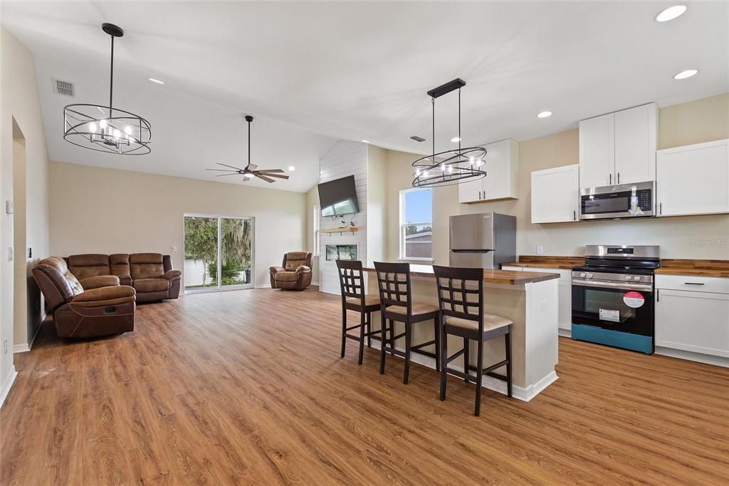 待售: $397,000 (2 贝兹, 2 浴室, 1227 平方英尺)