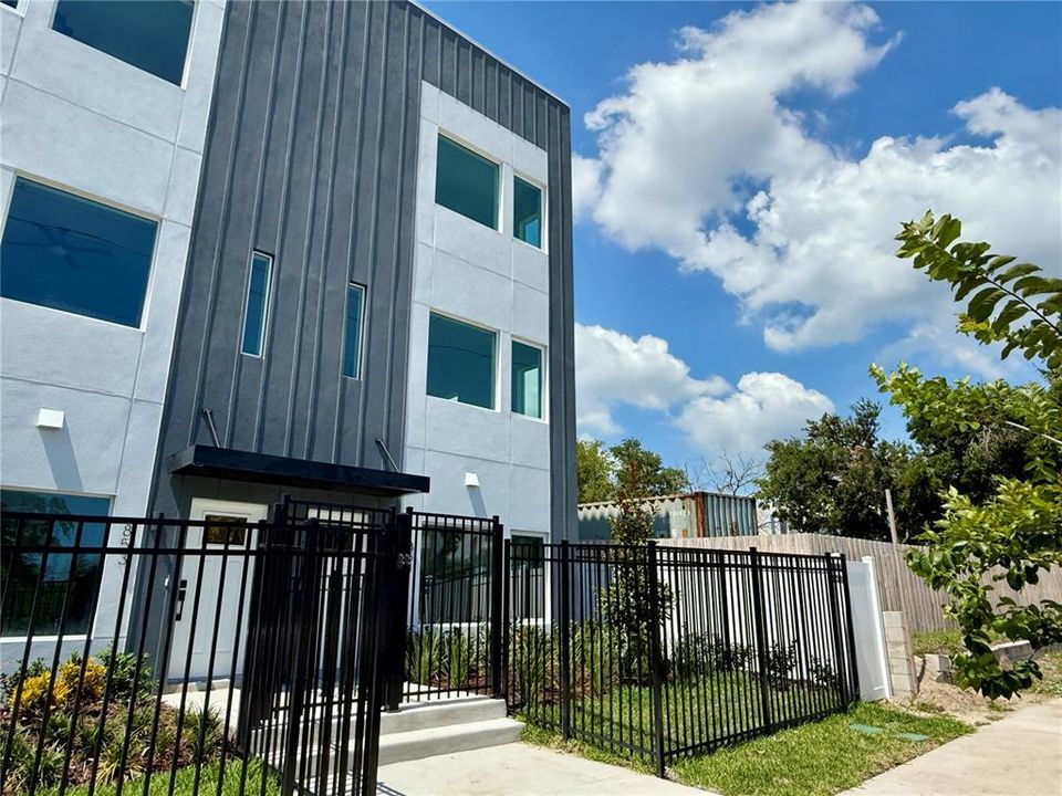 Recently Sold: $675,000 (2 beds, 2 baths, 1857 Square Feet)