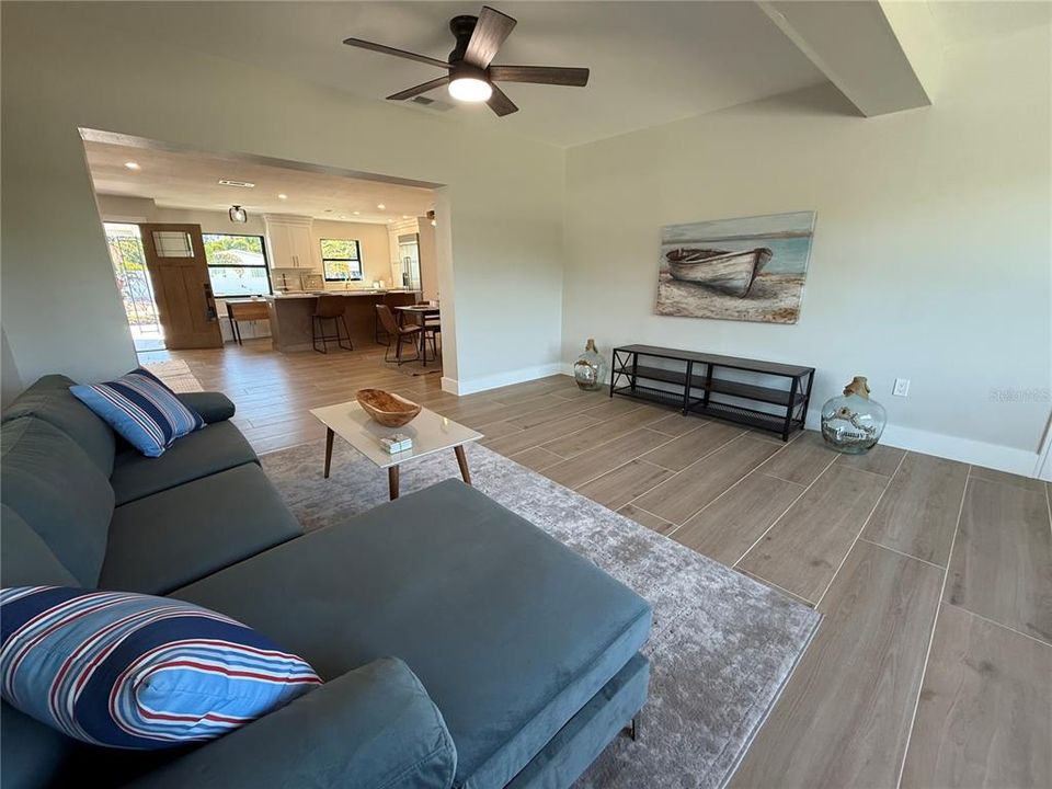 合同活跃: $699,900 (3 贝兹, 3 浴室, 1824 平方英尺)