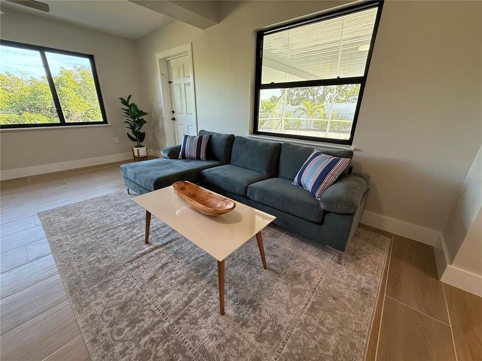 合同活跃: $699,900 (3 贝兹, 3 浴室, 1824 平方英尺)