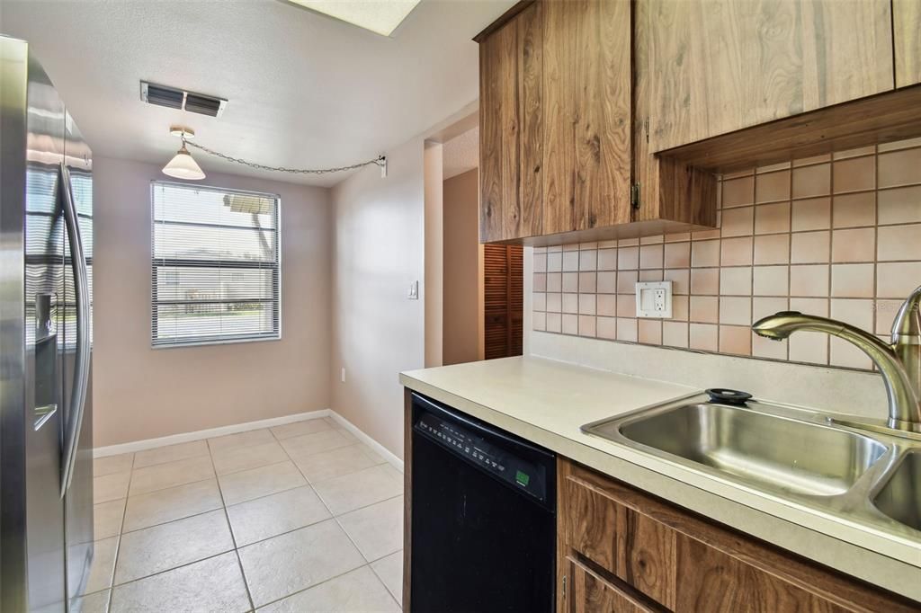 Active With Contract: $159,900 (2 beds, 1 baths, 1248 Square Feet)